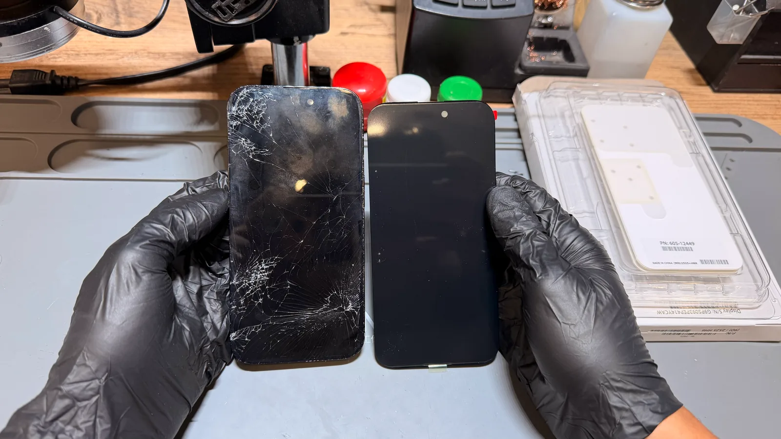 Siyah eldivenli eller, kırılmış bir iPhone ekranını yeni ekranla yan yana tutuyor; sağda orijinal parça ambalajı.